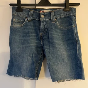 Levis shorts - Alklippta Levis Jeans, går att få snygga om man lägger lite tid på dom, använda fåtal gånger Frakt tillkommer 