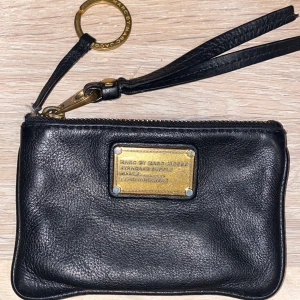 Marc by Marc Jacobs portmonnä  - Säljer min fina korthållare / nyckelring i svart skinn , använt skick . Mått : 15 x 10 cm 