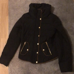 Jacka - Fin svart jacka från vero moda. Både knappar och blixtlås. Använd få gånger. Köparen står för frakten!🤎