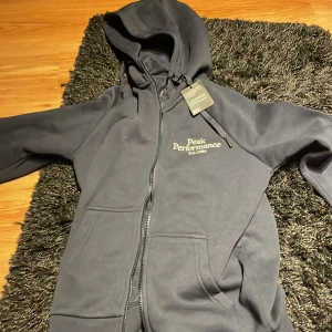 Peak performance - En helt ny peak zip hoddie med lappen kvar, aldrig använd pga för liten   Originalpris 1200 Nu 500 