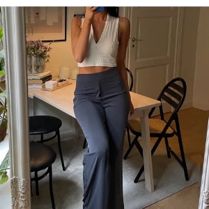 Grå kostymbyxor  - Lånad bild!!! Gråa kostymbyxor från bikbok i storlek 34. Jättefint skick. Mitt pris 120 + frakt. 