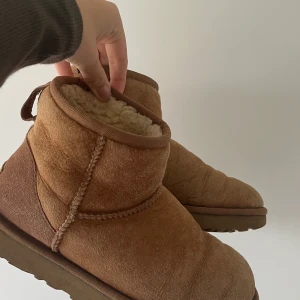 Ett par supermysiga uggs! - Jag säljer nu mina superfina uggs på grund av att jag har två par och bara behöver ett! De är superfina och bekväma och passar perfekt till höst/vinter!