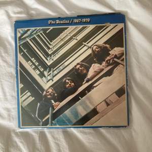 The Beatles / 1967-1970 vinylskiva. Lite repig men spelar bra på bra vinylspelare. Beatles kändaste låtar mellan 1967 och 1970