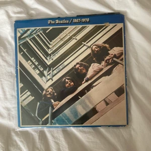 The Beatles - The Beatles / 1967-1970 vinylskiva. Lite repig men spelar bra på bra vinylspelare. Beatles kändaste låtar mellan 1967 och 1970