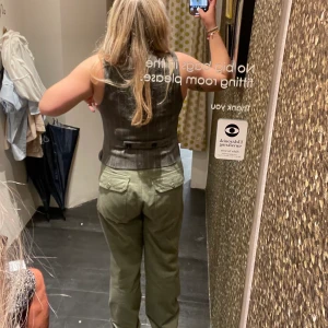 Djerf - go to pants green - Jag säljer mina go to pant green eftersom jag vill köpa en större storlek istället. Dessa är i mycket bra skick och knappt använda. Ordinarie pris är 1500kr och jag säljer de för 900kr med frakt.🫶🏼🫶🏼🫶🏼🫶🏼🫶🏼🫶🏼