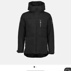 Sail racing jacka - Prislappen kvar, använd några gånger, den är i bra skick men stor i storleken. Skriv för dler bilder💗 köpte den för 3500kr men säljer den för 3000kr o h om det är snabb affär blir det 2500kr❤️