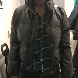 Svart jacka  - Säljer min svarta jacka för den kommer inte till nytta säljer den för 250kr storlek S