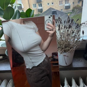 Ljus topp - Vit/ljus beige topp från weekday. Använd 1 gång tidigare