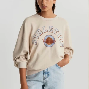 Sweatshirt  - Säljer denna jätte sköna och snygga sweatshirten från ginatricot. Den finns inte längre att köpa, använd ett fåtal gånger och är i väldigt bra skick. Köpt för 300.