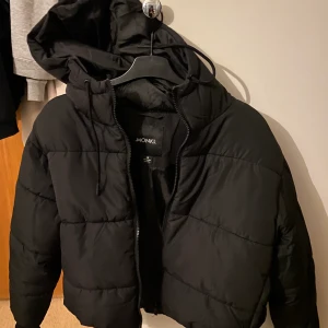 Jacka  - Säljer min jacka, passar till vintern, kort med luva. Säljer pga av att den inte kommer användas. 