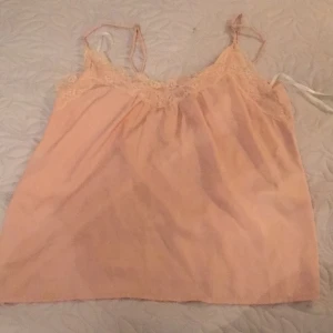 Beige rosa spetslinne  - Linnet är i storlek S och är fran vero moda. Den har justerbara axelband, och är använd 3 ggr. Skicket är bra. Linnet tvättas och stryks innan jag skickar det<3