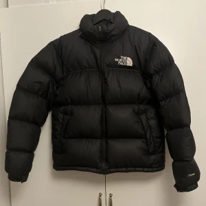 North face jacka manstorlek S - Säljer north face jacka manstorlek S som är som dam M, för 1200 som startpris. De e budgivning men man kan köpa direkt för 1700💕 den e i bra skick och är inte sönder nån stans🤩🙌🏼kan mötas upp i hela Stockholm men föredrar centrala och nacka