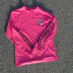rosa santa cruz tröja  - säljer nu min älskade santa cruz tröja i storlek S(lånad bild). Köpte den av en tjej här på plock men får nu inte användning för den💕(kom privat för fler bilder)