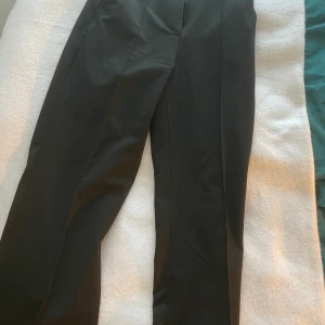 Madlady kostymbyxor - Madlady svarta kostymbyxor, använda 2 ggr, storlek 36/L30