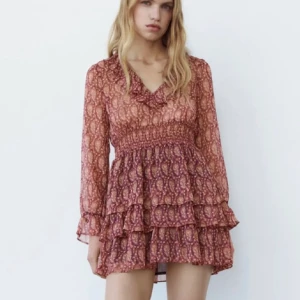 Zara klänning  - Jätte fin zara klänning som tyvär inte andvänds, pris lappen e kvar 💘