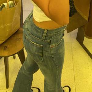 Säljer mina Low waisted Levis jeans i botcut som jag köpte originalt för 1200kr! Superfina men har blivit lite stora på mig. Passar jättebra i längden på mig som är 170! Köparen står för frakten! Hör av dig för fler bilder eller frågor! 