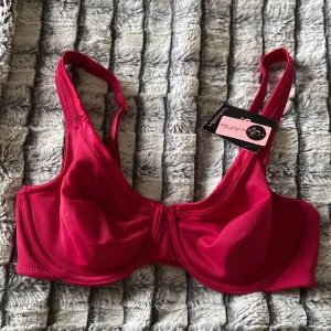 Bralette  - Vinröd bralette från Hunkemöller, aldrig använd då den är för liten. Lappen sitter fortfarande på.