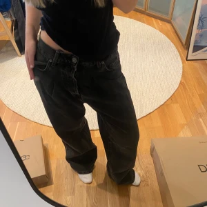 Baggy jeans - Slutsålda baggy jeans från zara. Helt oanvända! Storlek 36💛
