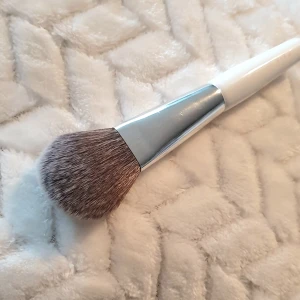 CAIA Loose Bronzer Brush F18 - Använd någon gång, självklart rengjord. Fraktsumman blir 15kr (frakt m frimärke) vid direkt swish till mig, välj ej Köp Nu isåfall. Samfraktar för minsta möjliga frakt kostnad för dig. Kontakta mig angående detta