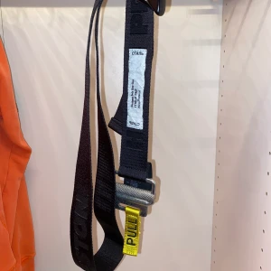 Heron Preston Bälte - Bälte/skärp av Heron Preston och Stone Island badge. Har knappt använt skärpet det sedan det köptes och säljer därför. Badgen på köpet eftersom jag sålt alla mina Stone Island kläder och plagget som denna satt på gick sönder. Nypris på skärp = 1299kr