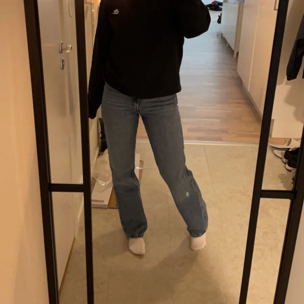 Säljer dessa jeans från Bershka i storlek 36 och sitter som en S. De är använda en del men inga defekter. Högmidjade och bra längd till mig som är 164, lägger sig på skon 💗 Köparen står för frakt. Jeans & Byxor.