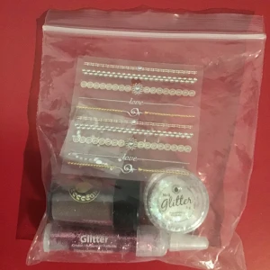 Oanvända tillbehör för naglarna! - Frakt: 15kr -kan även köpas styck!  •glitter, paljetter, klistermärken, shimmer