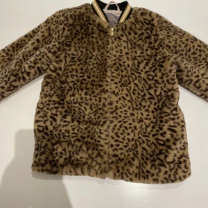 Härlig pälsjacka i strl 134 - Fluffig pälsimitation. Märke Creamie