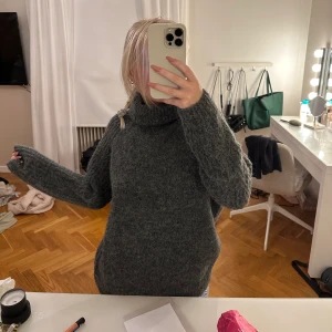 Grå stickad tröja - Stickad tröja med hög hals, köpt nyligen från Zara men kommer inte till någon användning! 