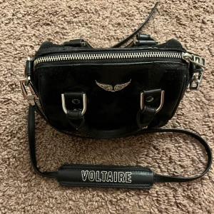 Sunny Bag - Säljer nu denna så fina zadig väskan i modellen sunny (lilla)💗den är väldigt unik, cool och passar till allt! Limited edition (tjärnor på väskan), köpt i zadig butiken i Sthlm för ca 3500kr❤️ Frågor?🤍