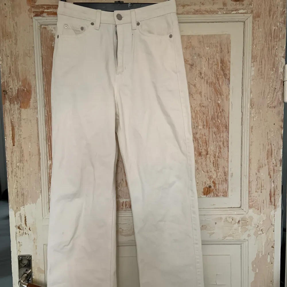 Säljer dessa snygga Weekday jeans i modellen Row! Storlek 25/32 i superbra skick! Köparen står för frakten🚚. Jeans & Byxor.