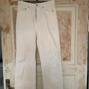 Säljer dessa snygga Weekday jeans i modellen Row! Storlek 25/32 i superbra skick! Köparen står för frakten🚚