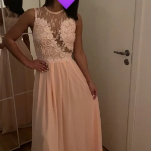 Balklänning, srt 36. Köpt från Nelly (ej deras egna märke)  - Jättefin ljusrosa klänning med fina detaljer. Endast använt den 1 gång. Den är i bra skick ( som ny). Köpt för 4 år sedan. 