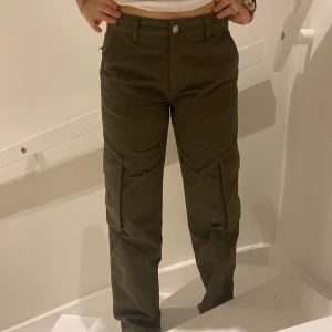 Cargo pants stl 34 - Jättefina cargo pants från gina tricot i en fin mörkgrön färg, stl 34. Säljer pga av jag vill ha ett par större. Nypris, 499. Frakt 66kr. Jag ansvarar inte för postens slarv. Dom är i nyskick