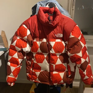 North face puffar jacka  - Köpt för 3299 på north face hemsida, använd en vinter. Den är i samma skick som ny. Den har justerbar passform på längden och jackan är väldigt varm. 