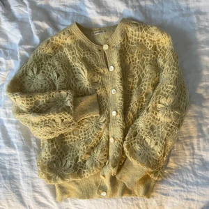 Så söt stickad kofta! - Varm och söt kofta! Knappen längst ner är lite lös, annars fin!