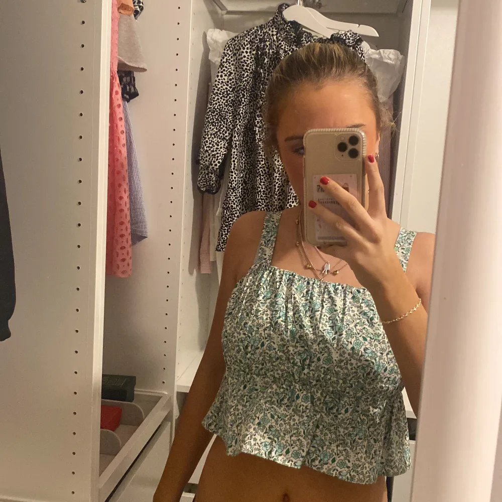 Wow så söt sommar topp, använd endast en gång så jättebra skick😍köpare står för frakt. Puserot.