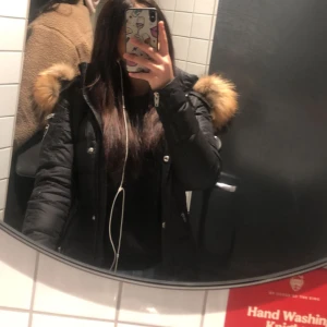 Vinterjacka - Gör ett nytt försök på att sälja min rock and blue jacka den täcker till rumpan strl 32 men passar 34 då jag vanligtvis har 34 pälsen på jackan är vit har bara bytt ut den så det som säljs med är vit päls  (priset kan diskuteras på ett snabbt köpt)