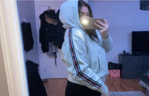 Tommy hilfiger  - Säljer en grå Tommy hilfiger hoodie i storlek M!  knappast använd. Kan mötas upp i Göteborg/mölndal/Kungsbacka. Kan även frakta, frakten kostar 66kr 🥰