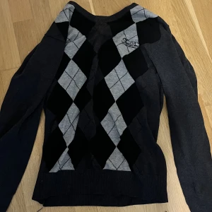 Rutig stickad tröja  - Fint skick och skönt material! Fin passform oxå 