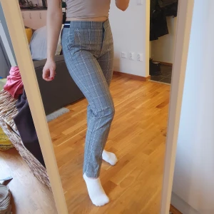 Rutiga kostymbyxor Zara  - Rutiga kostymbyxor från Zara 🧡   Snygg passform med stretchigt midjeband.   Använda men i bra skick, ända att anmärka är några lösa trådar på insidan, inget som syns vid användning.  