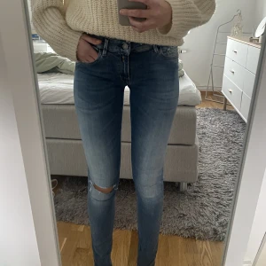 Replay jeans - Säljer dessa supersköna och snygga Replay jeans i storlek 26! Jeansen har ett hål på vänster knä men är i övrigt i mycket bra skick! Nypris 1600kr. Köp för 300kr+fraktkostnad🤩