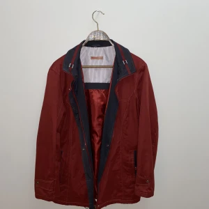 Röd jacka   - A fashionabla jacket with no damge.