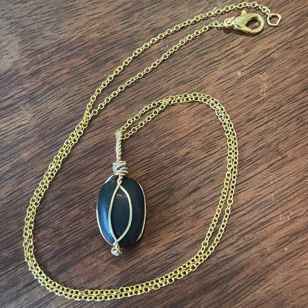 Halsband av obsidian, guldpläterad ståltråd och guldfärgad kedja. Accessoarer.