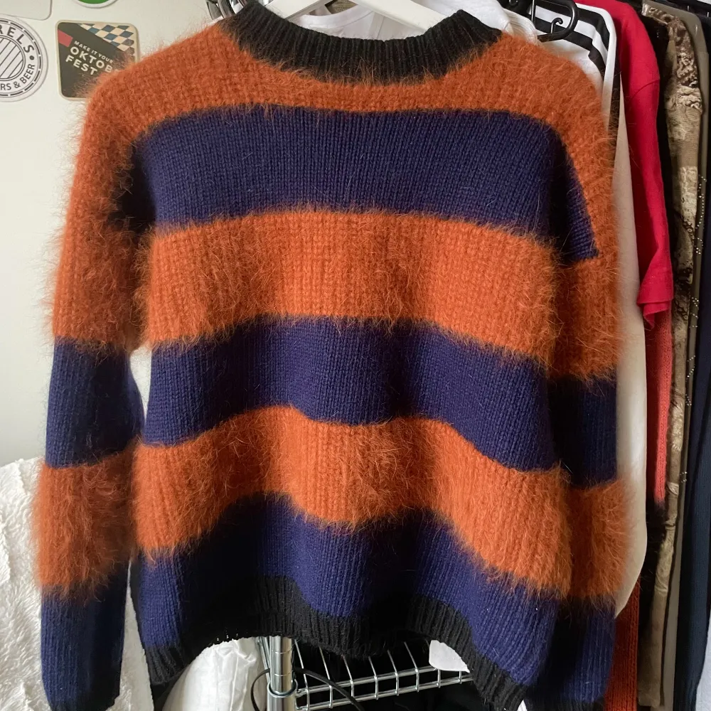 orange och marinblå randig tröja köpt på sellpy men satt inte som tänkt! skulle säga mer S/M i storleken, annars jättefin och inga synliga tecken på använding. Stickat.