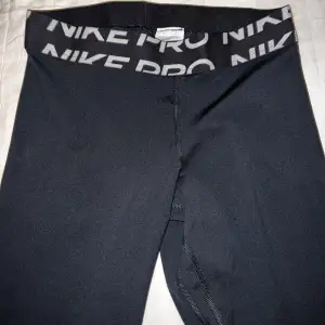 Svarta Nike leggings till salu som är använda en gång 