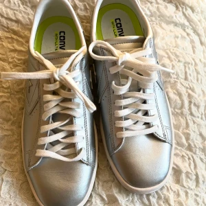 Converse Sneakers  - Superfina converse i storlek 37,5 i silverfärg/ metallic. Endast använda ett fåtal gånger men dem ser ut som nya🥰