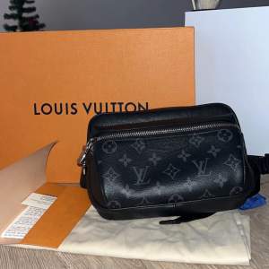 Min pojkvän säljer sin OUTDOOR MESSENGER louis vuitton väska. Använd 5 gånger ungefär så i fint skick. Kvitto finns. Pris kan diskuteras :)