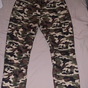 Camoflage byxor - Ett par camoflage byxor i ett tunnare material. Inte stretchiga. 