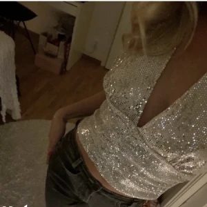 glitter topp  - säljer denna fina glitter topp från gina första bilden är lånad