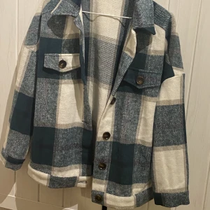 Skjortjacka  - Säljer den här skjortjackan då den ej kommit till mycket användning. I oanvänt skick i princip. Ställ gärna frågor! 